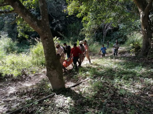 Las imágenes del dantesco hallazgo de un cadáver carbonizado en un abismo de Siguatepeque (Fotos)