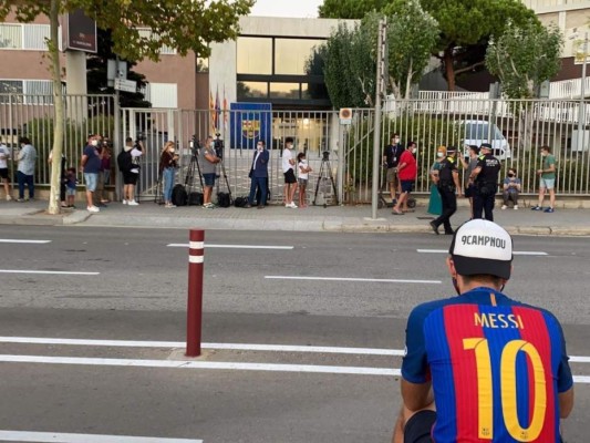 FOTOS: Aficionados del Barcelona devastados y enojados por salida de Messi