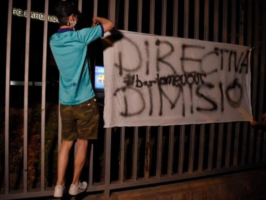 FOTOS: Aficionados del Barcelona devastados y enojados por salida de Messi