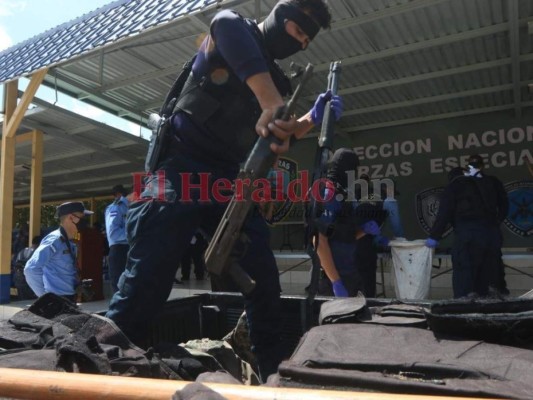 Fusiles de alto calibre, indumentaria policial y hasta 'chachas' entre objetos decomisados en campamento de la MS