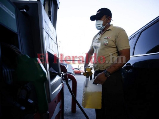 FOTOS: Enormes filas en gasolineras para abastecerse de combustible