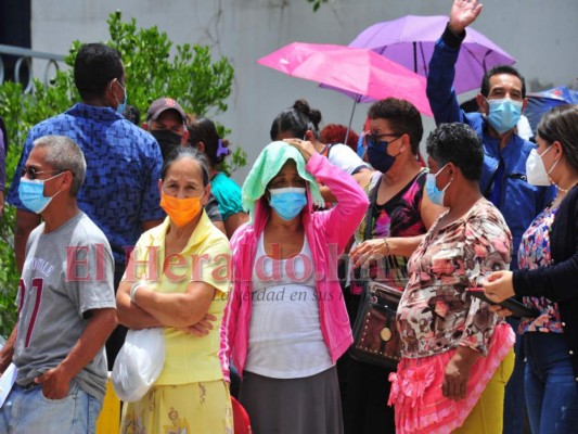 Cientos de hondureños acuden a recibir la segunda dosis contra el covid-19 (Fotos)