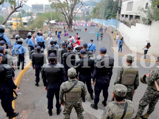 Llegada de la barra del Olimpia y aficionados del Motagua al Nacional