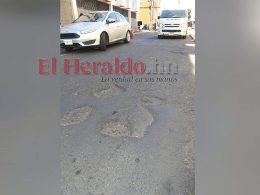 Baches, alcantarillas destapadas y calles colapsadas: riesgos en la capital