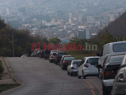 Largas filas y aglomeraciones, pese a que solo un dígito circula este lunes