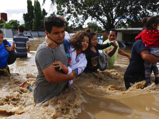 Los rostros de desesperación tras destructiva y mortal depresión Eta (FOTOS)