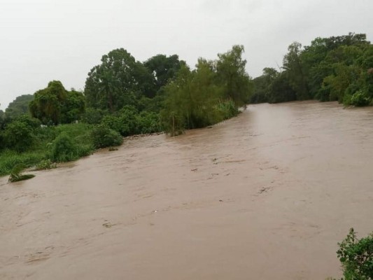 Derrumbes, puentes caídos y hundimiento de carreteras, los estragos que provoca Eta en Honduras