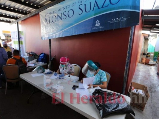 Así fue el inicio de la vacunación anticovid en mercados capitalinos (Fotos)