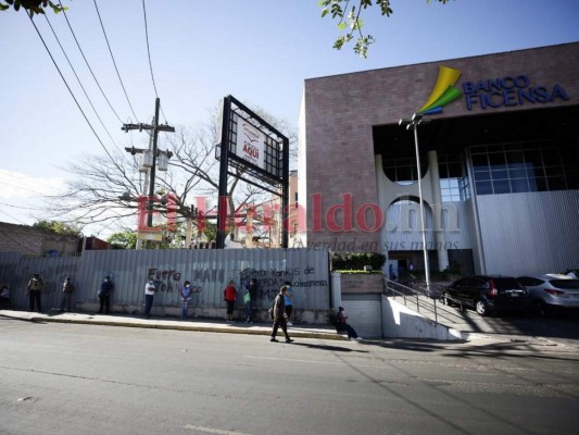 Largas filas de capitalinos en bancos habilitados durante cuarentena