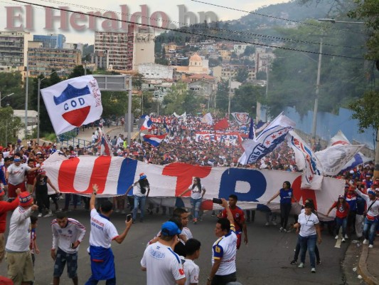 FOTOS: A bordo de motos, con banderas y cánticos, así fue la llegada de la Ultra Fiel al Estadio Nacional