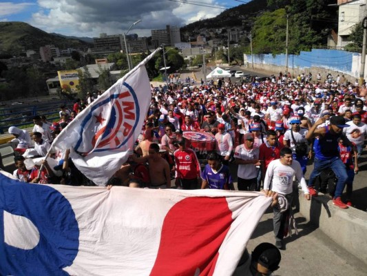 Afición merengue pone el ambientazo en el Nacional previo al duelo Olimpia vs Marathón