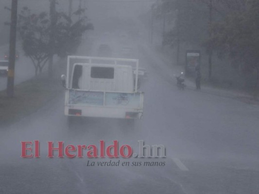 Imágenes de la fuerte lluvia que sorprendió este miércoles a los capitalinos