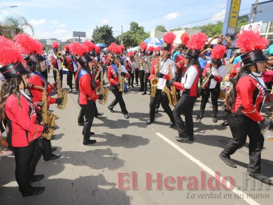 FOTOS: Extravagantes y vistosos trajes de las bandas en los desfiles