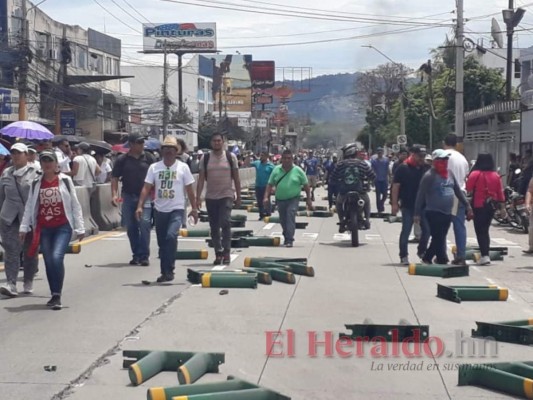 FOTOS: Caos y destrucción dejan manifestantes frente al aeropuerto Toncontín