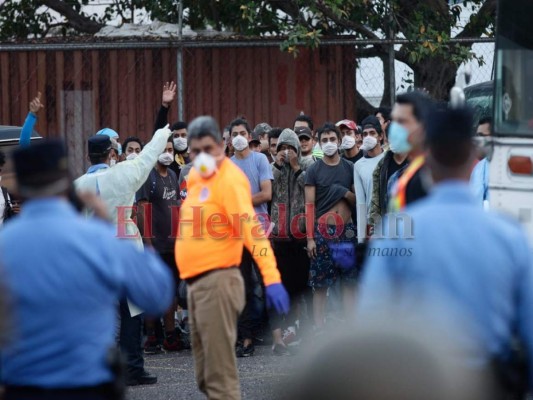 FOTOS: Para evitar Covid-19, hondureños deportados fueron aislados