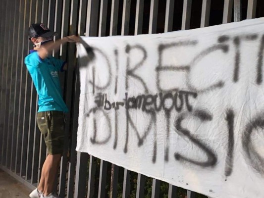 FOTOS: Aficionados del Barcelona devastados y enojados por salida de Messi