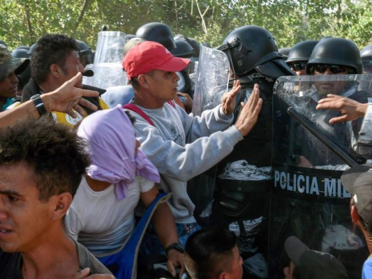 Duro trato a caravana migrante no causa indignación en México (FOTOS)