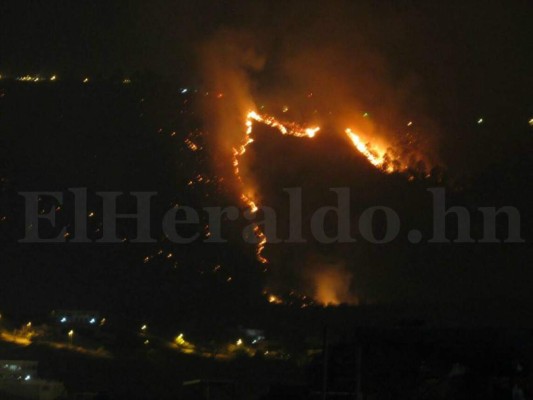 Impactantes imágenes del incendio forestal en El Picacho en Tegucigalpa