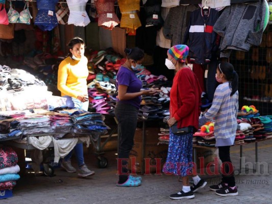 Portando mascarillas, capitalinos visitan comercios para aprovechar promociones de fin de año (Fotos)