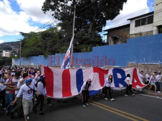 Afición merengue pone el ambientazo en el Nacional previo al duelo Olimpia vs Marathón