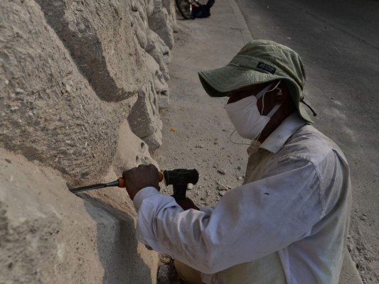 Alejandro Espinoza, el hondureño que hace frente al encierro por Covid-19 esculpiendo figuras mayas en bulevares