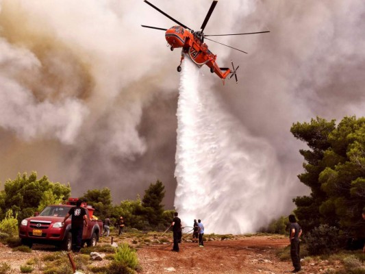 Las impresionantes fotos de los incendios en Grecia que ya dejan más de 70 muertos