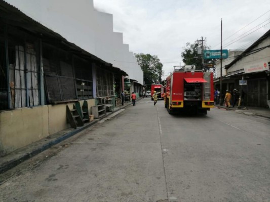 Dramáticas fotos del incendio en el mercado Guamilito, icónico en San Pedro Sula