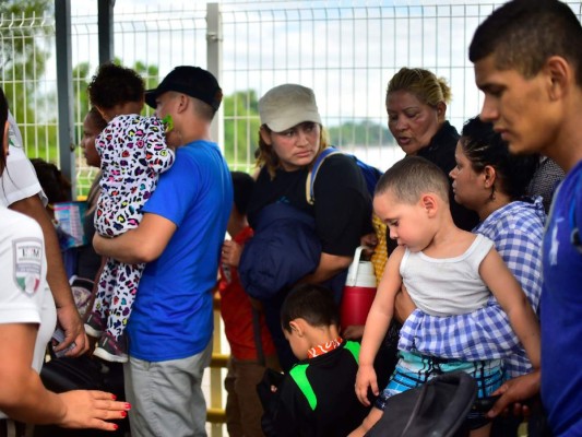 FOTOS: El rostro de dolor de los niños hondureños cuando la caravana migrante rompió los portones en la frontera con México