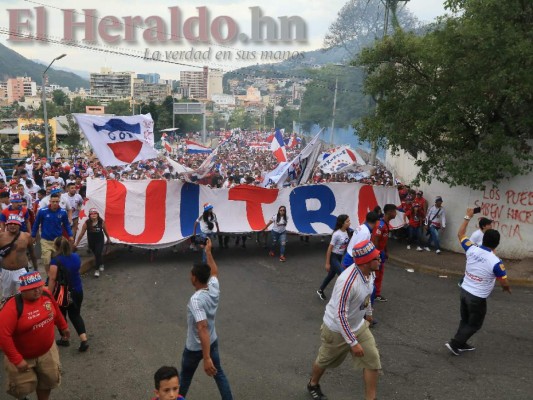 FOTOS: A bordo de motos, con banderas y cánticos, así fue la llegada de la Ultra Fiel al Estadio Nacional