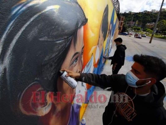 FOTOS: Hermanos muestran su arte en honor a los trabajadores que luchan en primera línea