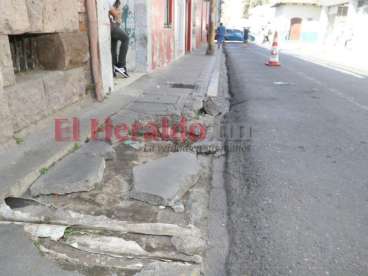 Baches, alcantarillas destapadas y calles colapsadas: riesgos en la capital