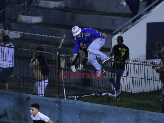 FOTOS: Ultra Fiel ingresó a la cancha y festejó con jugadores de Olimpia tras avanzar a la final