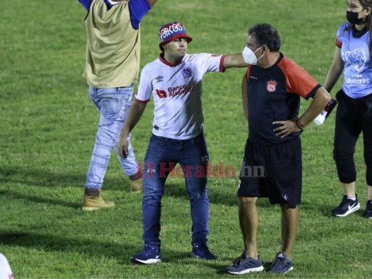 FOTOS: Ultra Fiel ingresó a la cancha y festejó con jugadores de Olimpia tras avanzar a la final