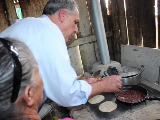 Precandidatos ya andan en campaña política y presumen su lado más 'humilde'