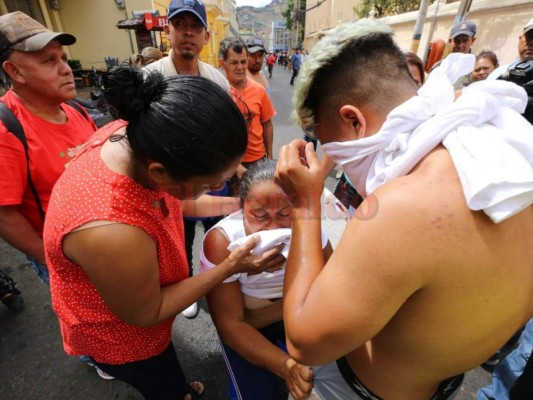 Golpes, gas lacrimógeno y mercancía dañada dejó desalojo de vendedores en casco histórico