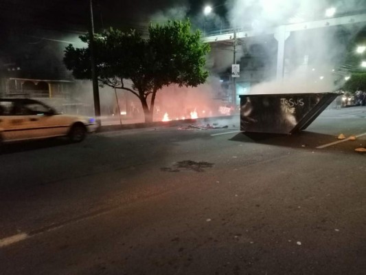 FOTOS: Quema de llantas, caos vial y protestas se reporta la noche de este miércoles en la capital de Honduras