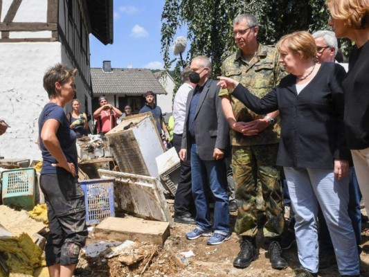 Fotos del recorrido de Merkel por zonas de Europa devastadas por inundaciones