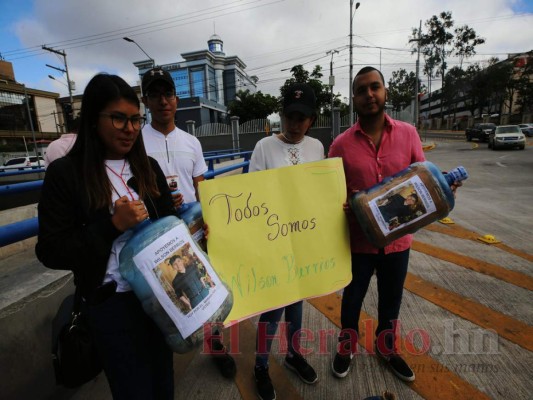 FOTOS: Capitalinos muestran su apoyo a Wilson Berríos en recolecta