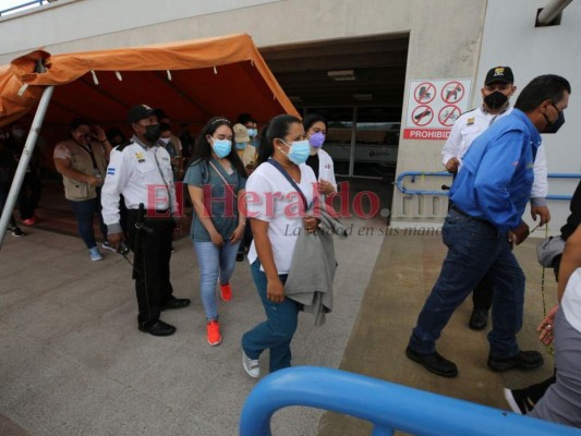 Así arrancó la cuarta jornada de vacunación para terminar de inmunizar al personal médico en la capital (FOTOS)  