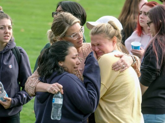 FOTOS: El drama y dolor que dejó tiroteo en secundaria de Los Ángeles