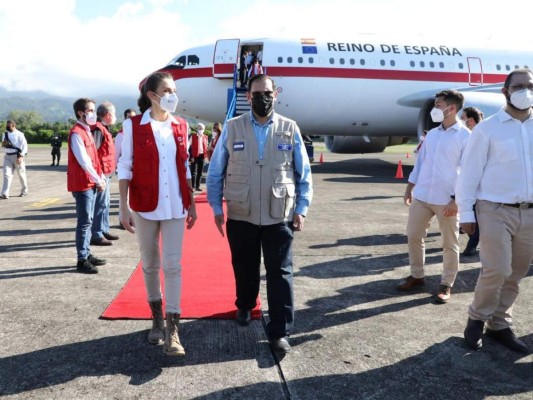 El sencillo look de la reina Letizia en su visita solidaria a Honduras (FOTOS)