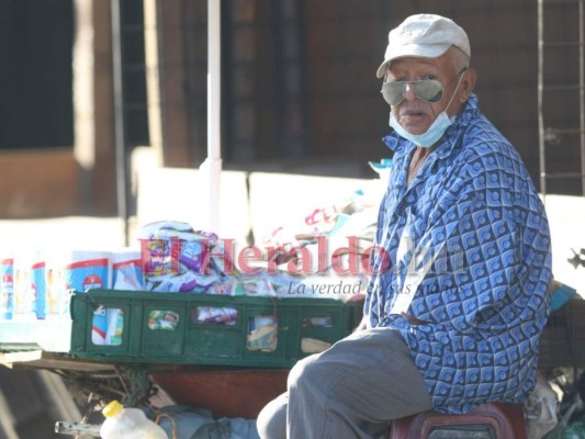 En largas filas y con identificación, así compran hondureños en plena pandemia