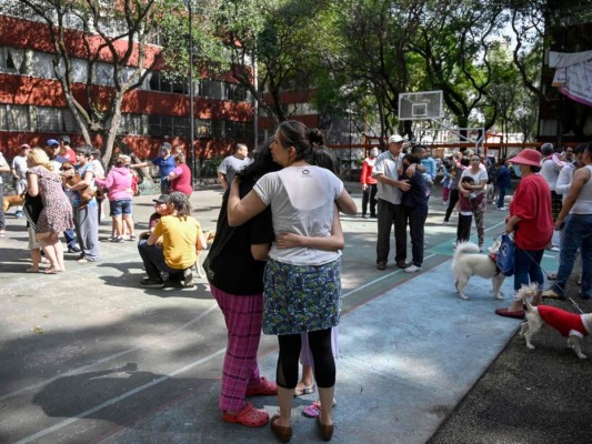 Pánico, pacientes en camilla a la calle y derrumbes: los daños del sismo en México (FOTOS)