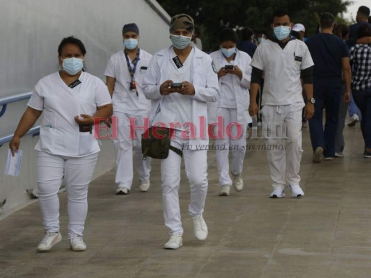 Así arrancó la cuarta jornada de vacunación para terminar de inmunizar al personal médico en la capital (FOTOS)  