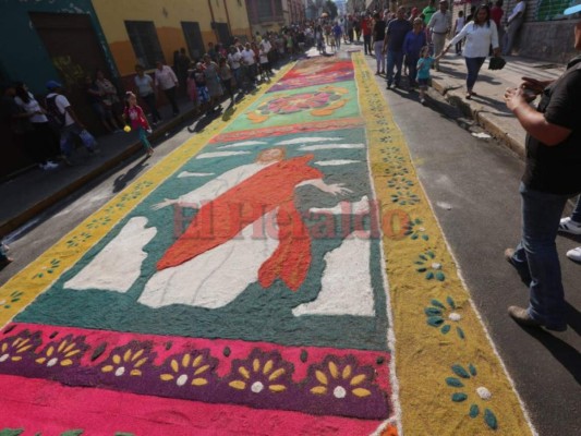 Coloridas alfombras de aserrín engalanan procesiones de este Viernes Santo