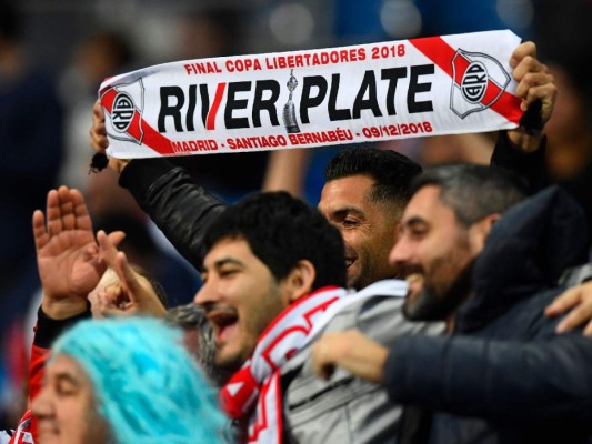 FOTOS: Ambientazo en el Santiago Bernabéu para la final River vs Boca Juniors en Madrid