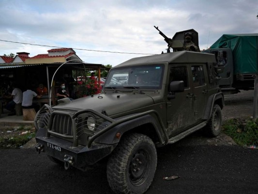 Bastones y armas del ejército guatemalteco, la otra muralla que enfrenta la caravana (FOTOS)