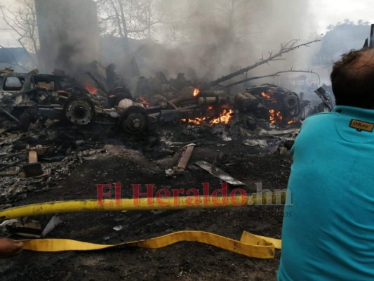 (FOTOS) Carros calcinados, casas dañadas y cenizas: así quedó escena tras accidente en salida al sur de Honduras