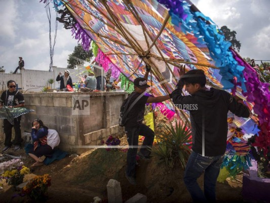 La inusual forma como celebran Día de Muertos en Guatemala