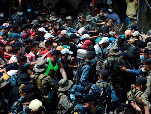 Bastones y armas del ejército guatemalteco, la otra muralla que enfrenta la caravana (FOTOS)